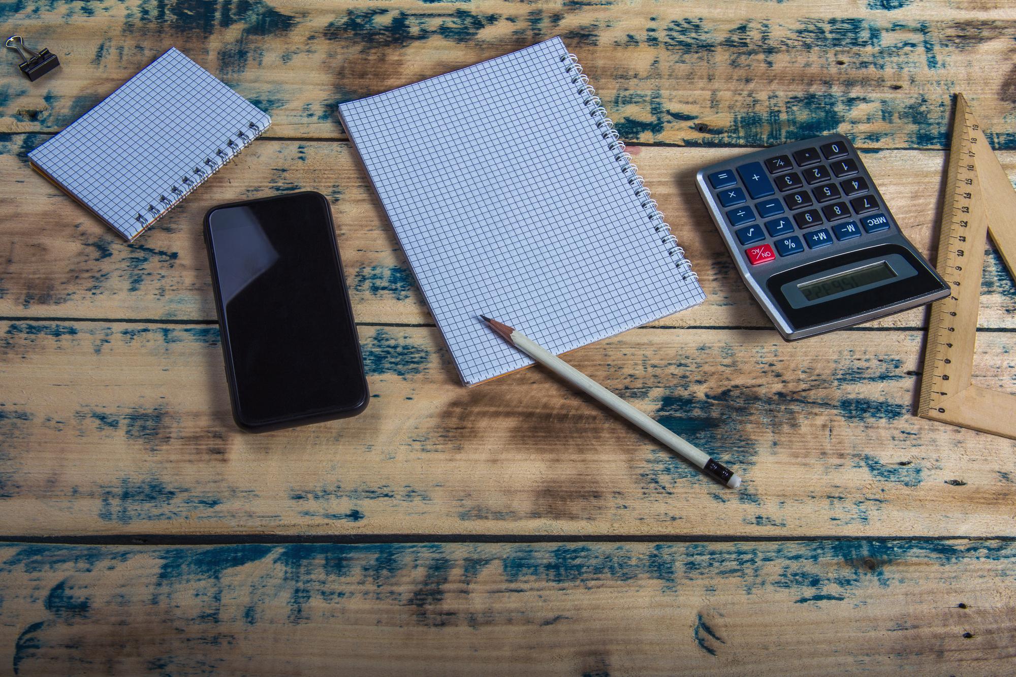 Notizen und Taschenrechner auf Tisch